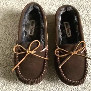 New in Box Ladies 10M Minnetonka Chocolate Brown Suede Slippers